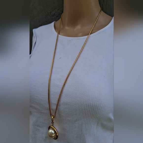 NAPIER VINTAGE GOLD TONE FAUX PEARL NECKLACE & DROP EARRINGS - Picture 8 of 8